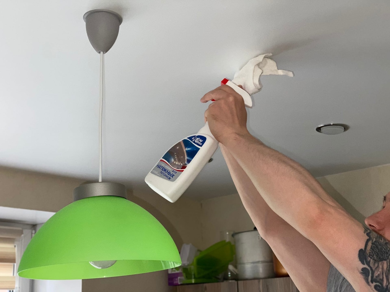 Si les voisins sont inondés: comment évacuer soi-même l'eau du plafond tendu