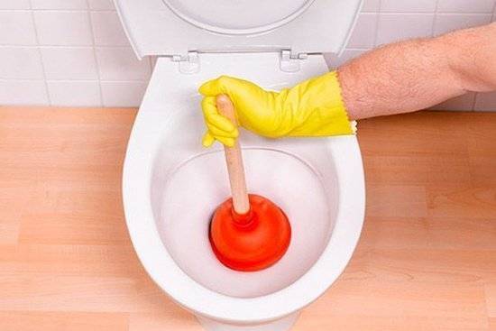 Les toilettes sont bouchées: comment les nettoyer à la maison, que faire pour éliminer soi-même le blocage