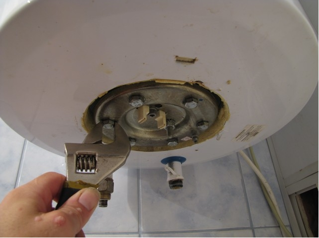 Réparation de chauffe-eau : comment remplacer soi-même un élément chauffant grillé et d'autres pièces