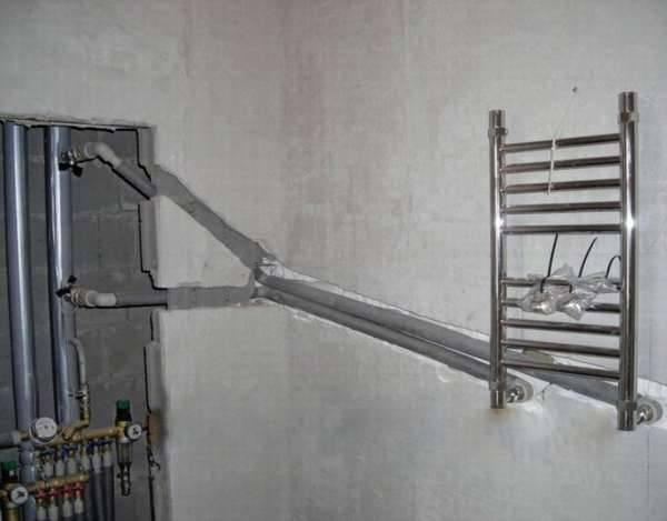 Transférer un sèche-serviettes sur un autre mur - un exemple de travail