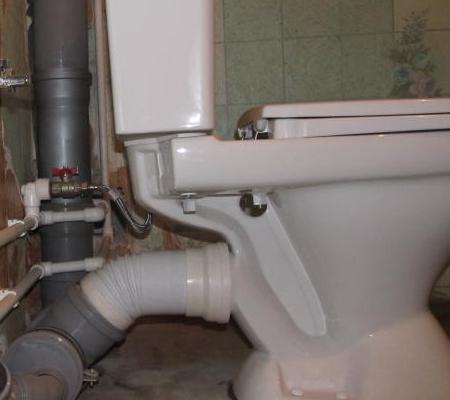 Transférer les toilettes de la colonne montante au côté de 2 mètres: avis, approbations, BTI et photos