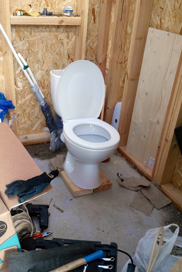 Comment installer des toilettes dans une maison privée de vos propres mains: instructions étape par étape