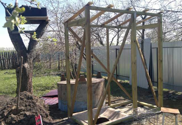 Construction d'une cabine de douche en bois pour une résidence d'été: instructions pas à pas tirées de l'expérience personnelle