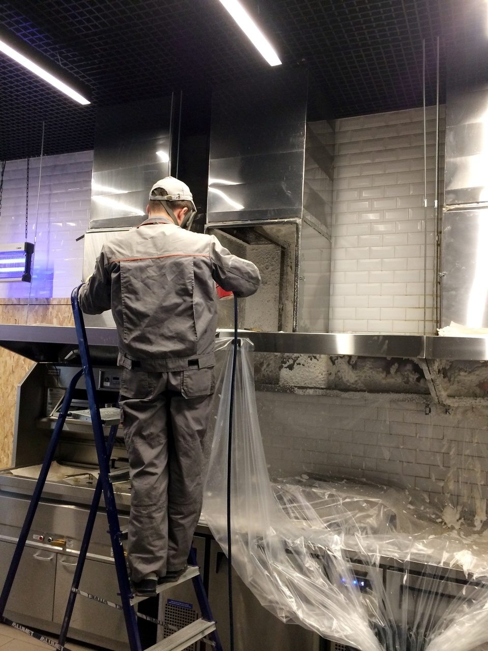 Comment nettoyer la hotte et son filtre de la graisse et de la saleté en 15 minutes