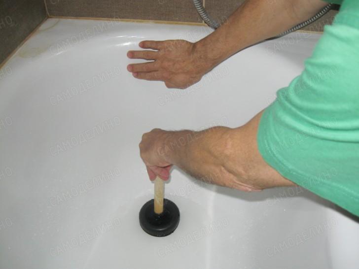 Comment nettoyer un blocage dans la salle de bain - avec un câble, un piston, des remèdes populaires