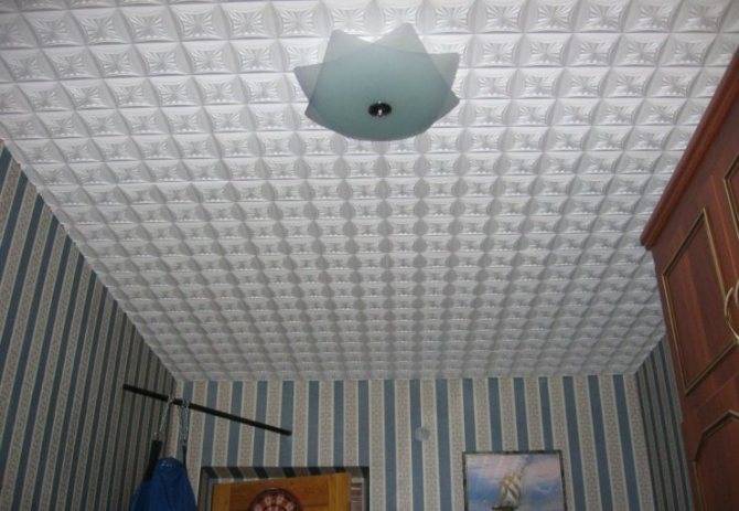 Comment coller correctement les carreaux de plafond: instructions d'installation + avantages et inconvénients du matériau