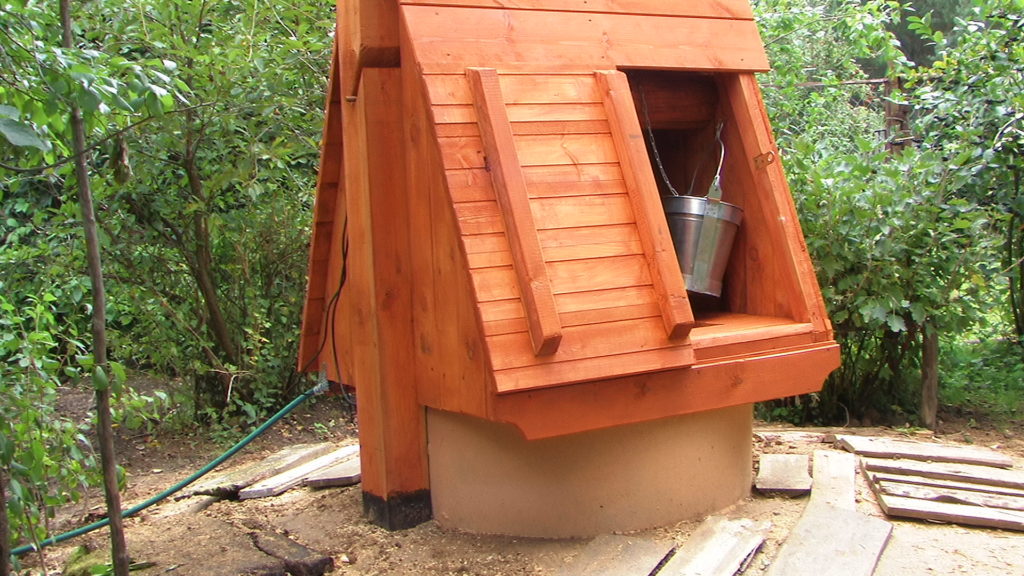 Maison de puits à faire soi-même : idées, matériaux, tailles, instructions de construction étape par étape et conseils utiles