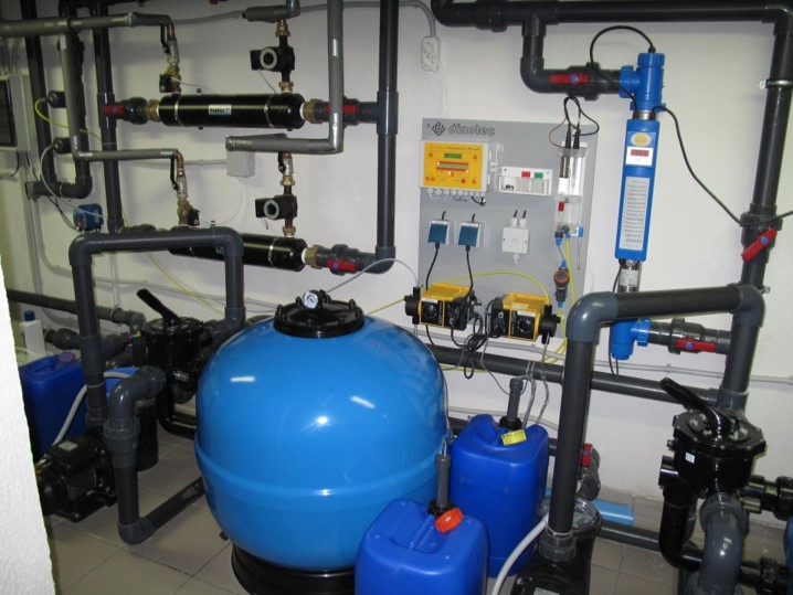 Equipement pour piscines : sélection pour le traitement de l'eau des piscines extérieures pour enfants. calcul d'équipement pour une structure en béton dans un bain