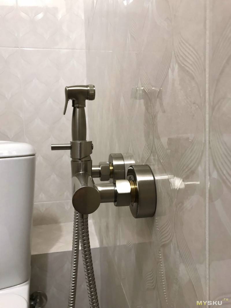 Douche hygiénique (106 photos): hauteur des options avec un robinet de toilette, comment utiliser les toilettes, produits migliore