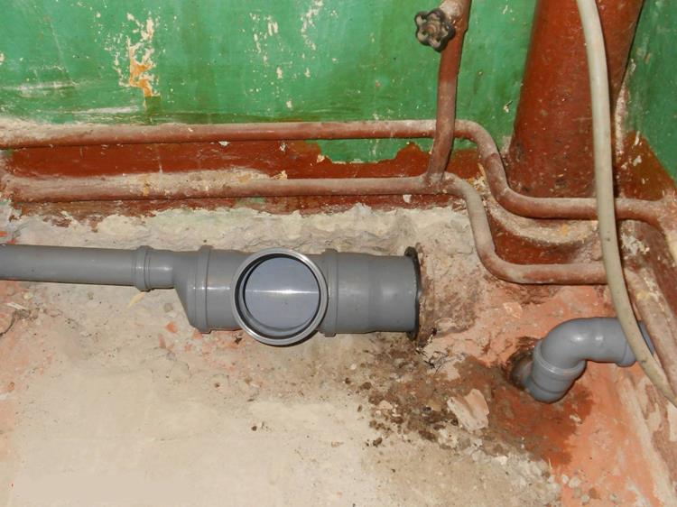 Remplacement d'un égout en fonte par un égout en plastique