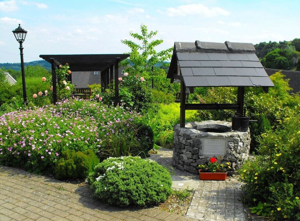 Comment décorer joliment un puits: recommandations de designers