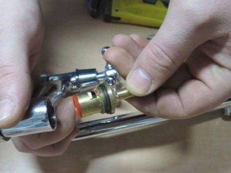 Comment changer le robinet de la cuisine : retirez l'ancien robinet et installez-en un nouveau