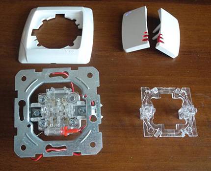 Comment brancher un interrupteur double pour deux ampoules : schémas + conseils de branchement