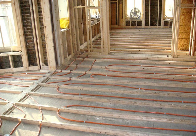 Appareil de chauffage au sol sur socle en bois