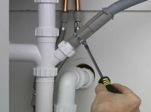 Comment connecter indépendamment la machine à laver à l'alimentation en eau, aux égouts et à l'électricité