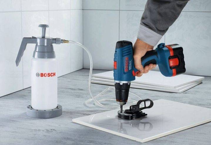 Un moyen simple d'assurer un mouillage de haute qualité de la couronne diamantée sur le carreau