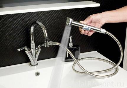 Installation d'une douche hygiénique pour une cuvette de toilettes: options d'installation et exemple de travail