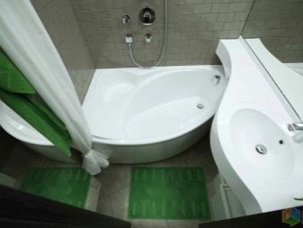 Le choix d'un bain dans une petite salle de bain dans un panneau Khrouchtchev