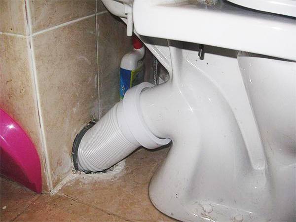 Comment installer une toilette avec une sortie oblique: notice technique détaillée