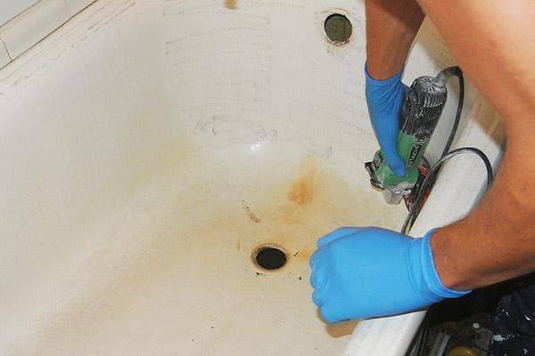 Émaillage de bain à faire soi-même: tout sur la restauration de la surface avec de l'acrylique liquide