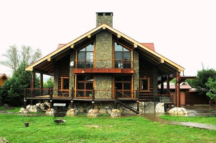 Comment recouvrir une maison en bois de l'extérieur: les meilleurs types de matériaux et leurs technologies d'installation