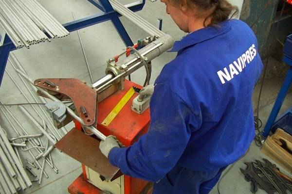 Comment choisir une cintreuse hydraulique: types d'équipements et leurs caractéristiques