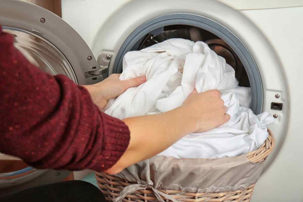 Comment laver le linge de lit en machine et à la main ? A quelle température faut-il laver les draps ?