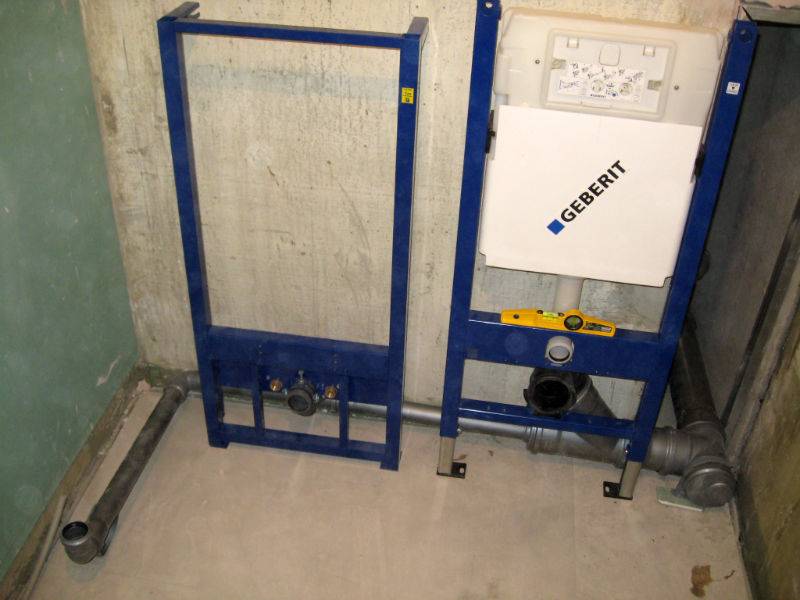 Avantages et inconvénients d'une toilette suspendue avec installation: critères de sélection