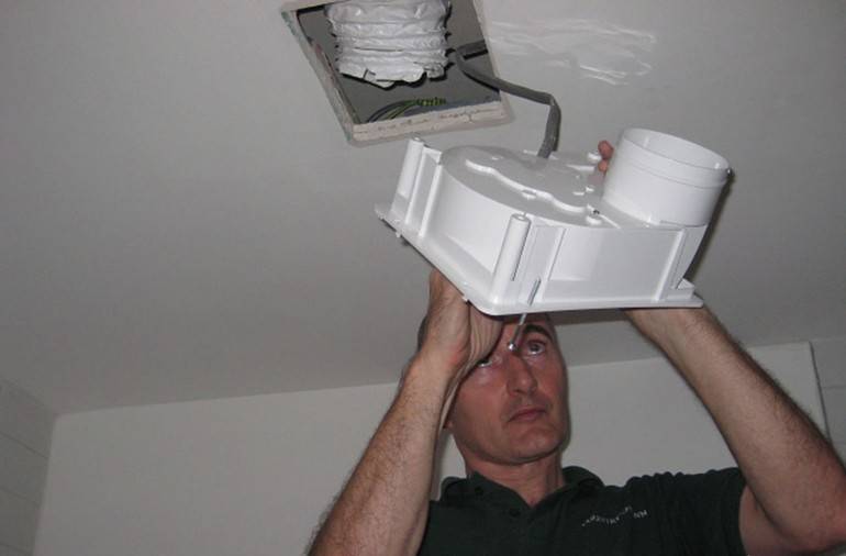 Comment les conduits d'air sont installés : installation de conduits de ventilation flexibles et rigides