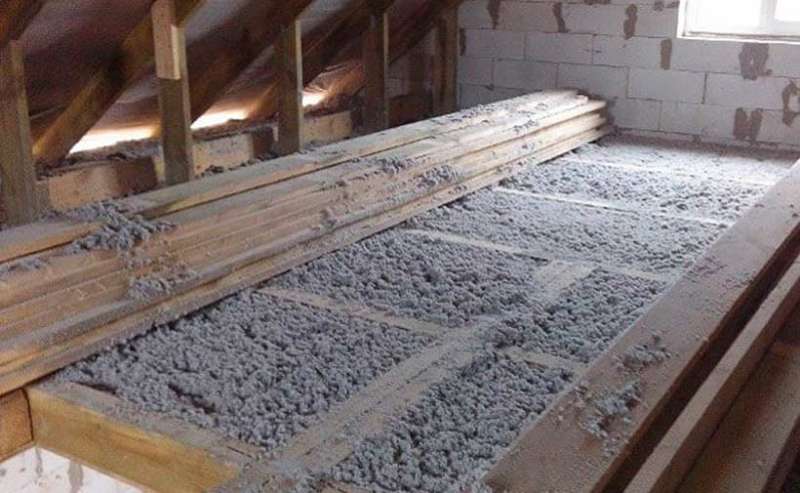 Comment isoler le plafond d'une maison avec un toit froid