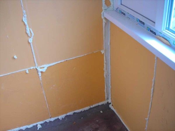 Isolation des murs d'un appartement d'angle dans une maison à panneaux de l'intérieur, installation