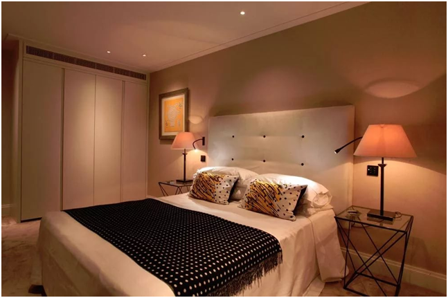 Luminaires dans la salle de bain au plafond: types, principes de placement, nuances d'installation