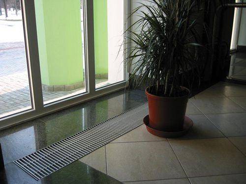 Sélection et installation de convecteurs au sol pour le chauffage de l'eau