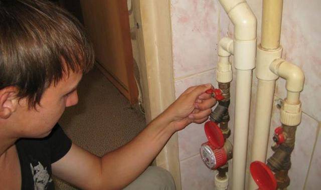 Pourquoi le robinet de la salle de bain bourdonne-t-il et siffle-t-il - causes et méthodes de réparation