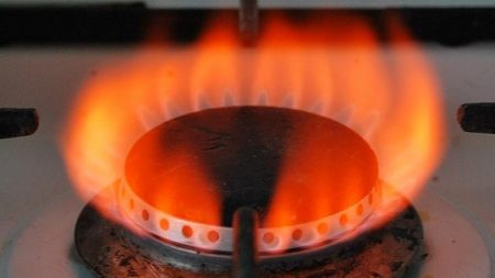 Le gaz brûle avec une flamme rouge : causes des changements de couleur et solutions aux problèmes