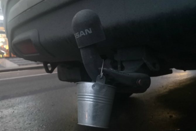 Conduire des vélos : pourquoi un seau est accroché à l'arrière d'une voiture