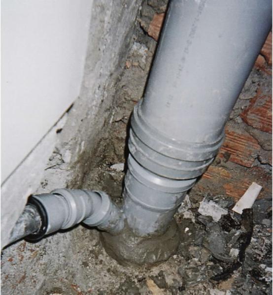 Le schéma de raccordement compétent de la cuvette des toilettes à l'égout