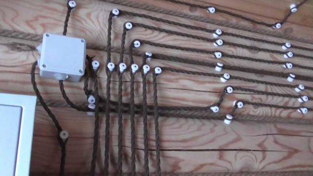 Câblage rétro ouvert dans une maison en bois: élégant et insolite