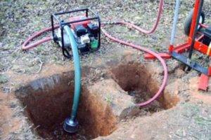 Forage manuel de puits d'eau : un aperçu des 4 méthodes + forage avec une perceuse à glace en détail