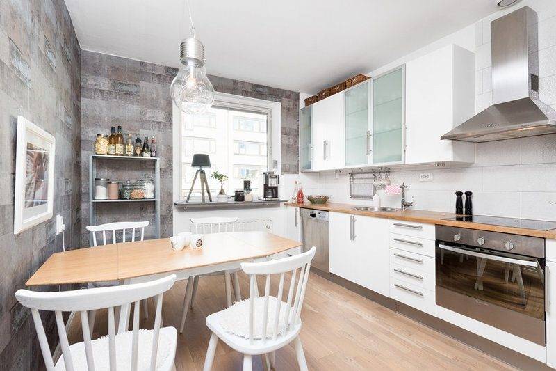 Papier peint pour une petite cuisine moderne : agrandir l'espace et capter la lumière