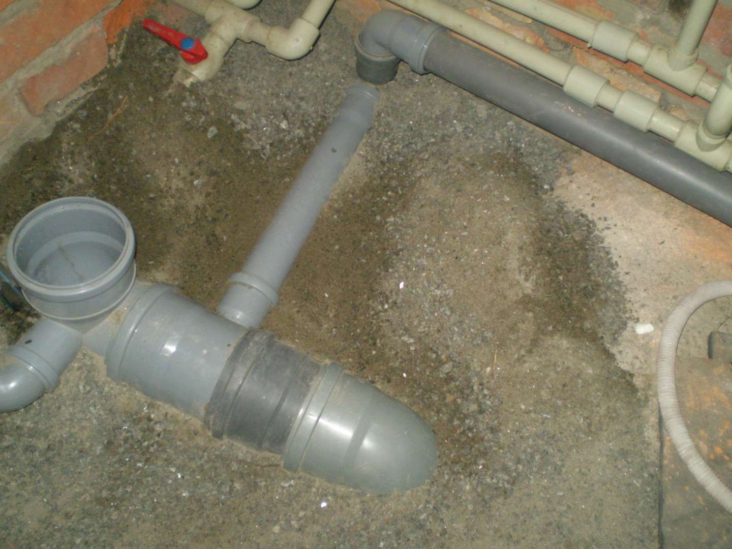 Technologie et caractéristiques de la pose de conduites d'égout dans le sol