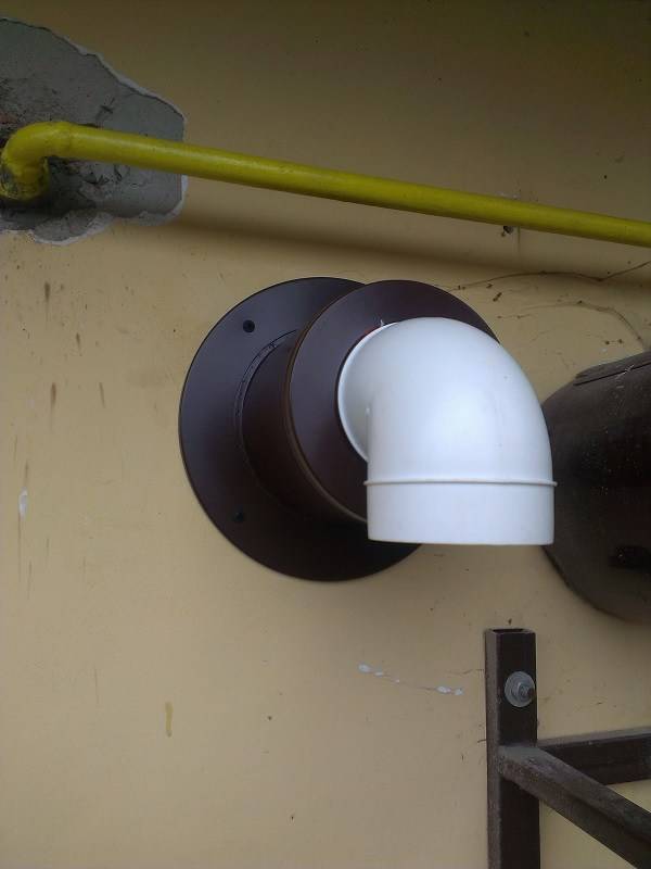 Grille de ventilation avec clapet anti-retour (23 photos): choisissez des hottes pour une ventilation naturelle à tirage inversé pour la cuisine