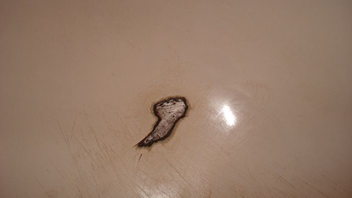 Comment et quelle est la meilleure façon de réparer un éclat à la surface d'une baignoire ?