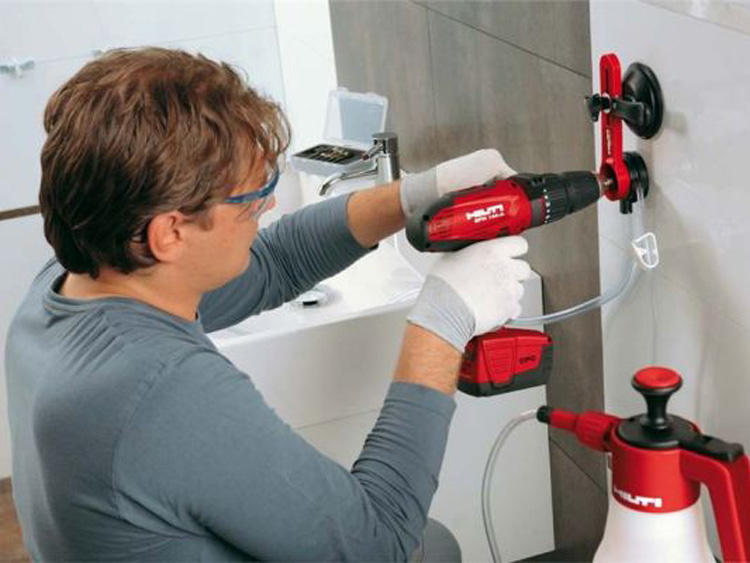 Comment percer du carrelage au mur et au sol : vidéo avec explications et recommandations