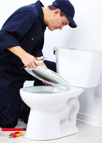 Installer une toilette au sol de vos propres mains et la raccorder à l'égout