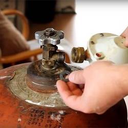 Dispositif de soupape de bouteille de gaz et son remplacement sur la bouteille