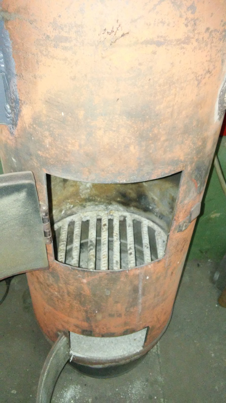 Poêle de garage (59 photos): comment fabriquer un poêle de vos propres mains, des conceptions maison à combustion longue pour l'exploitation minière et le bois