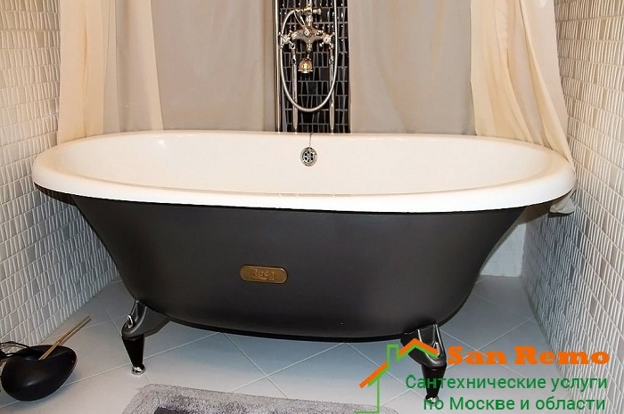 Les principales étapes de l'installation d'une baignoire de vos propres mains: options acrylique, fonte et acier