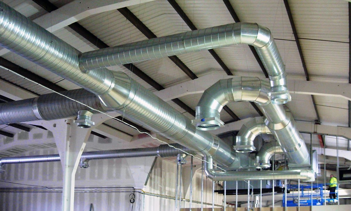 Caractéristiques et installation de la sortie de ventilation du tuyau sur le toit de vos propres mains