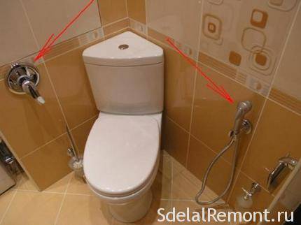 Installation d'une douche hygiénique pour une cuvette de toilettes: options d'installation et exemple de travail